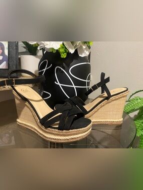 Cute!! Women’s Black Strappy Espadrille Wedge Sandals with Ankle Strap - Sz 8